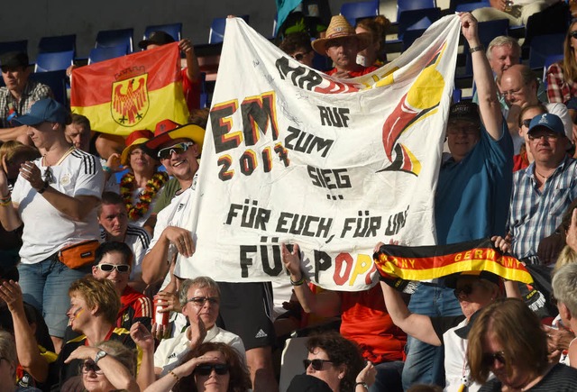 Mit den deutschen Fuball-Frauen zittern auch die Fans ums Weiterkommen.  | Foto: dpa