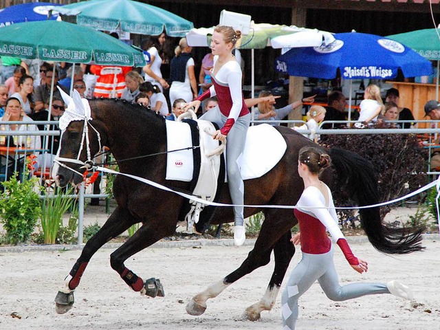 Das Pferd muss lernen vertrauen zu haben, zu turnenden Mdchen auf dem Rcken.  | Foto: Maja Tolsdorf