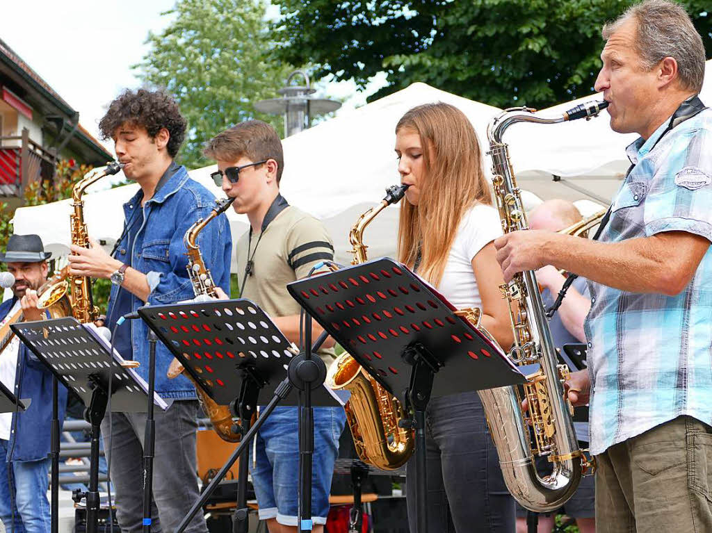 Gut unterhalten waren die Gste bei der fnften School’s-Out-Party mit musikalisch ausgewogenem Programm.