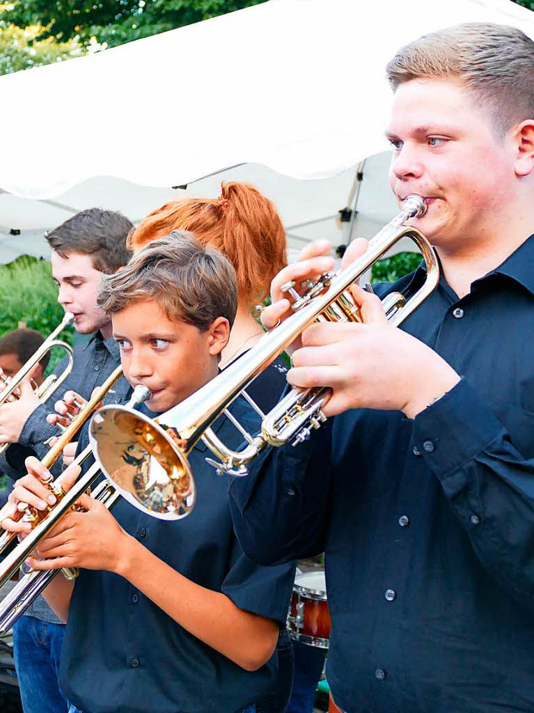 Gut unterhalten waren die Gste bei der fnften School’s-Out-Party mit musikalisch ausgewogenem Programm.