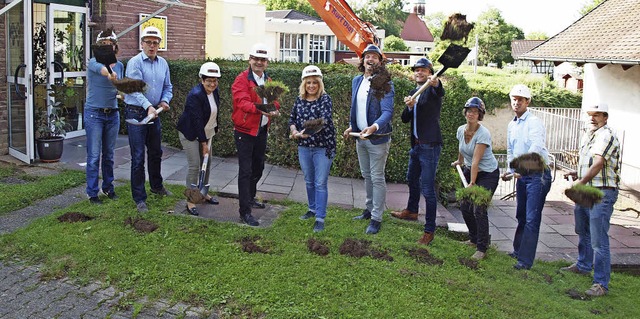 Spatenstich fr den Ausbau der Kita Am Drle am frhen Mittwochabend in Riegel.   | Foto: Michael Haberer