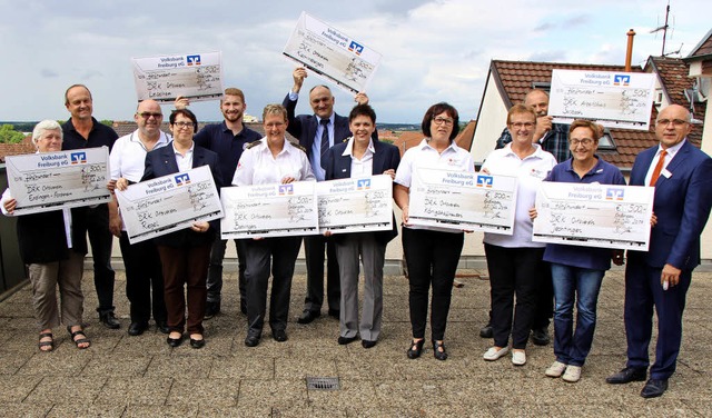 Spendenbergabe der Volksbank Freiburg...r der Bank, Bernd Herrmann  (rechts).   | Foto: Helmut Hassler