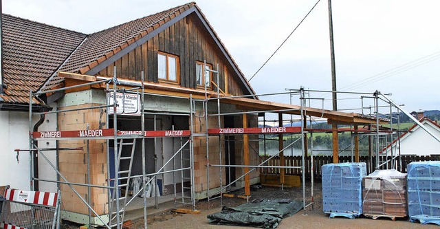 Der Anbau fr das Feuerwehrgertehause...de August soll er fertiggestellt sein.  | Foto: Steinfelder