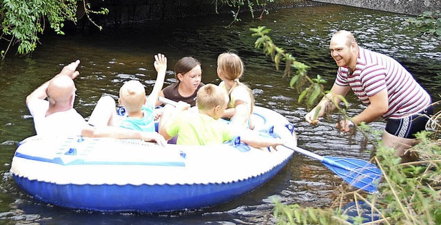 Die AWO Hausen ldt die Kinder wieder  zur Schlauchbootfahrt auf dem Kanal ein.   | Foto: Archivfoto: Angelika Schmidt