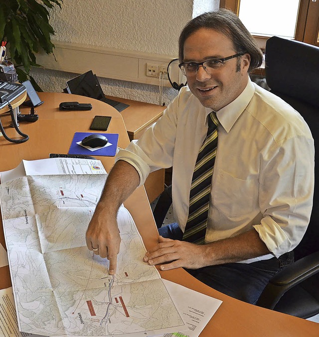 Carsten gabber mit Plan fr den Radweg zwischen Drlinbach und Schweighausen  | Foto: Karl Kovacs