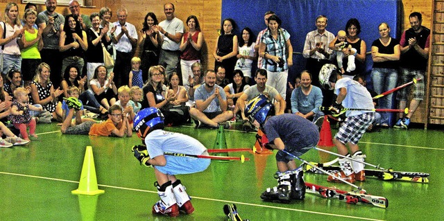 Weil es regnete zogen die vielen Besucher in die Sporthalle.   | Foto: Ulrike Spiegelhalter