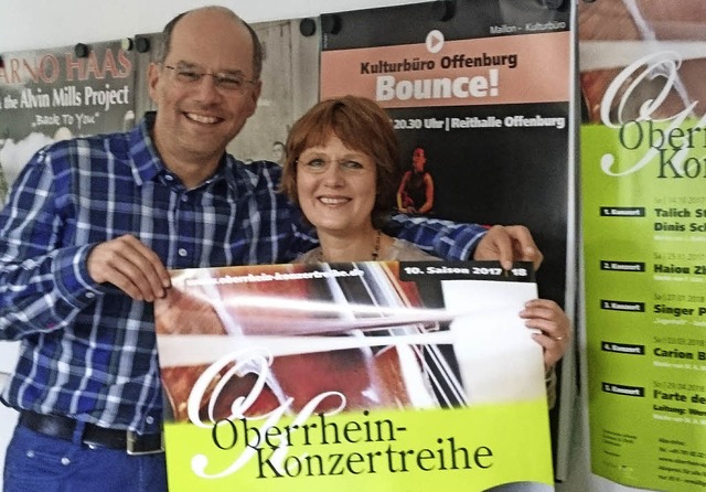 Dinis und Susanne Schemann stehen  fr...mme mit ausdrucksstarken Interpreten.   | Foto: Susanne Ramm-Weber