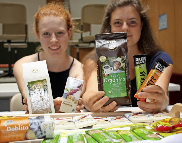 Sina Geiler (links) und Eva Schil vom...mnasiums (ASG) mit Fairtrade-Produkten  | Foto: Gabriele Fssler
