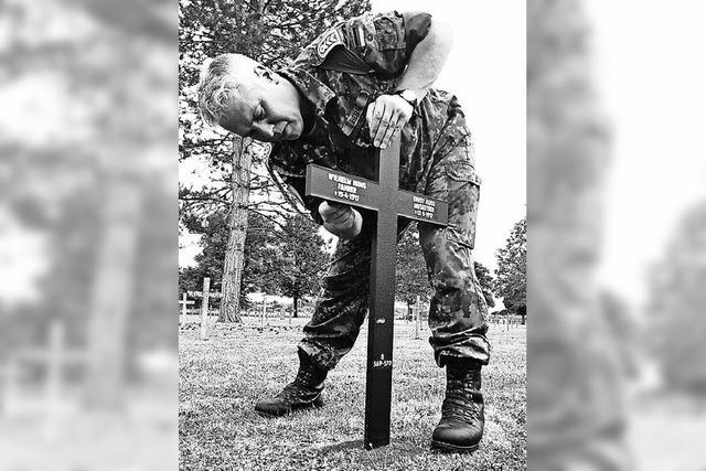 Soldaten pflegen Kriegsgrber