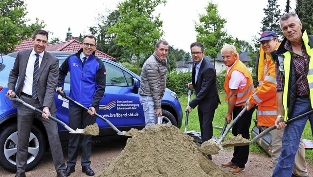 Zum ersten Spatenstich fr das schnell...Radchel vom Jonasson-Ingenieurbro.    | Foto: Zweckverband