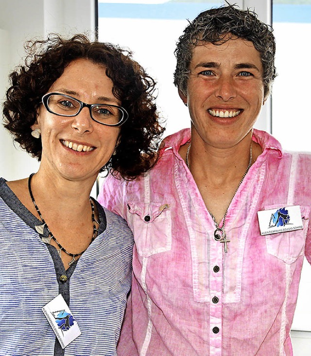 Ivana Bovisio (links) und Jeanette Sch...ge von Tierarzt Schleinzer aufgemacht.  | Foto: Eva Korinth
