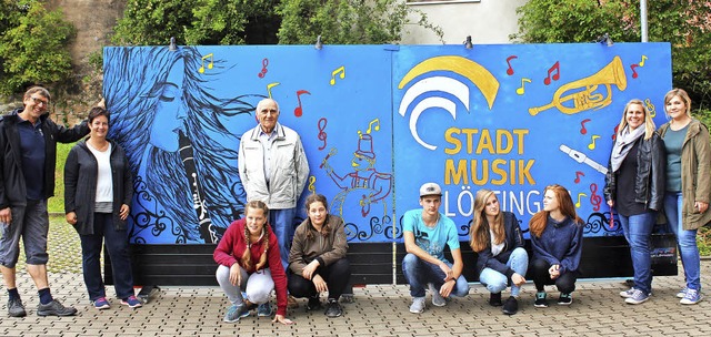 Windschutz fr die Stadtmusik: Das Jug...fanie Gutenkunst und Corinna Kurfrst.  | Foto: Christa Maier