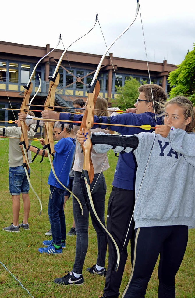 Erste Erfahrungen mit Bogenschieen ma...iasten im Schatten des Schulgebudes.   | Foto: Gerhard Lck