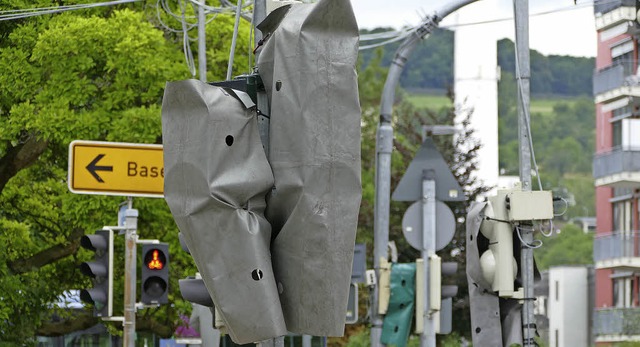 Noch sind die Baustellenampeln an der ...es hier mit den Kanalbauarbeiten los.   | Foto: Sabine Ehrentreich