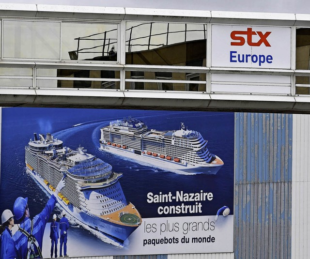 Die grten Passagierschiffe der Welt ... Werft STX France  laut diesem Plakat.  | Foto: AFP