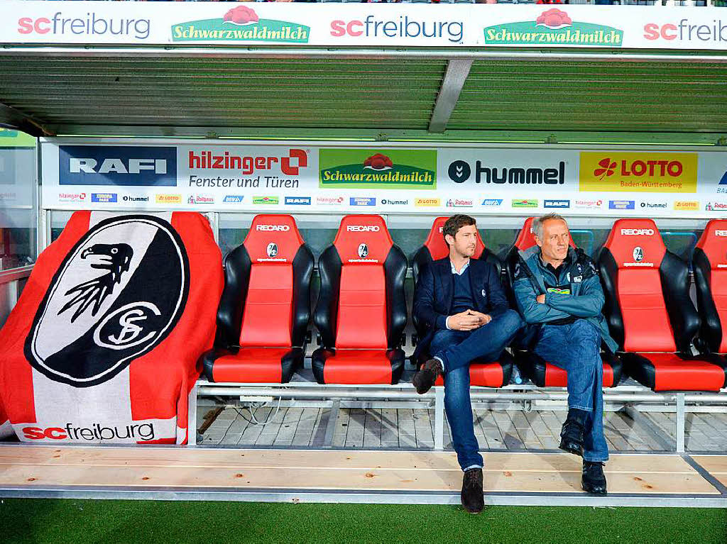 SC-Trainer Christian Streich (r.) gemeinsam mit Jochen Saier vor dem Anpfiff.
