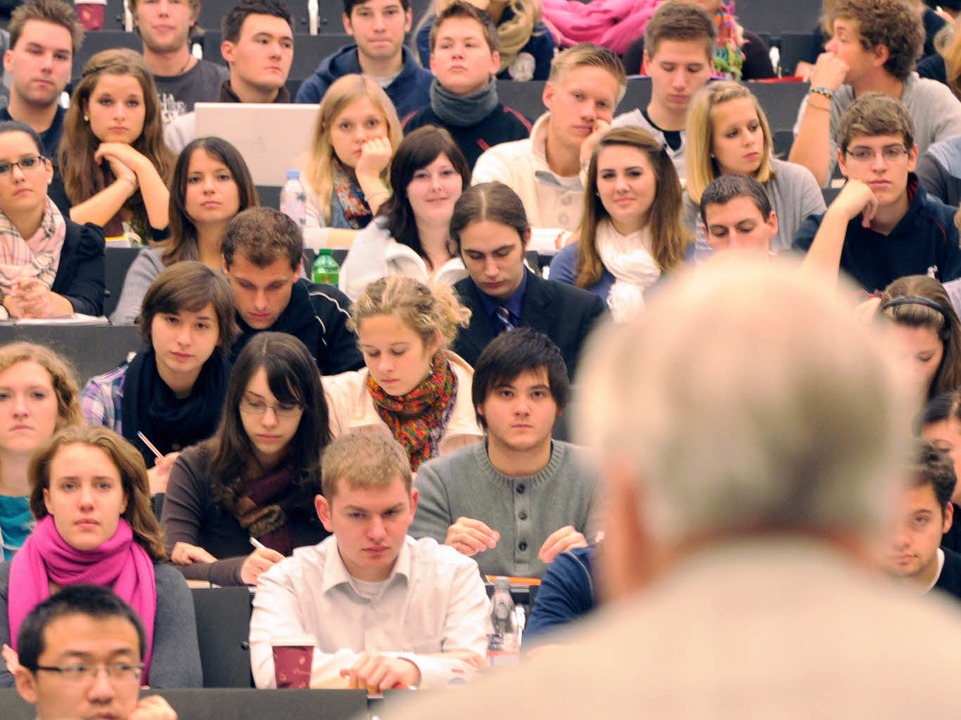 Studierende in einem Hrsaal der Uni Freiburg (Symbolbild)  | Foto: dpa