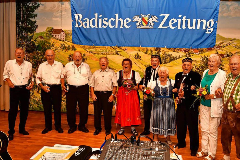 450 Gäste erlebten einen furiosen Auftakt der BZ Ferienaktion der Redaktion Emmendingen. Beim Volksliedersingen im Kurhaus Freiamt fand diese Veranstaltung zum 20. Mal statt. (Foto: Dieter Erggelet) 450 Gäste erlebten einen furiosen Auftakt der BZ Ferienaktion der Redaktion Emmendingen. Beim Volksliedersingen im Kurhaus Freiamt fand diese Veranstaltung zum 20. Mal statt. (Foto: Dieter Erggelet)