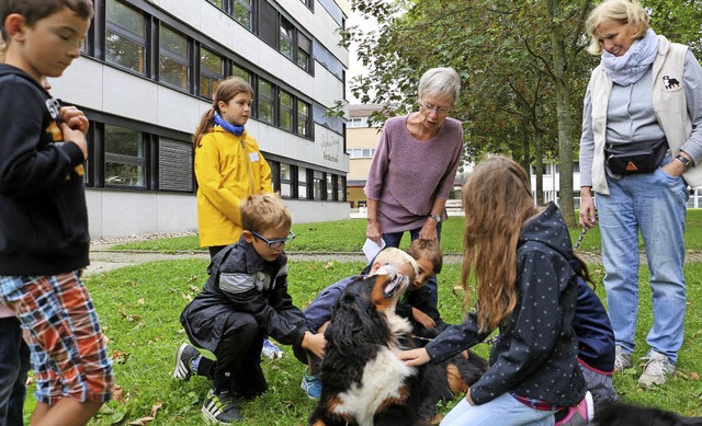 Zum Knuddeln s: Der Schweizer Sennen...Heide Thoma (Mitte) waren begeistert.   | Foto: Ruth Seitz