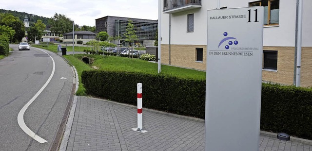 Der provisorische Gehweg in der Hallau...ng des bestehenden Trottoirs ersetzt.   | Foto: Dietmar Noeske