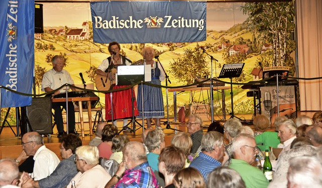 Gerhard Strub aus Heimbach, Rosi Haas ...in des BZ-Volksliedersingens geworden.  | Foto: Dieter Erggelet
