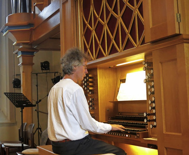 Bezirkskantor Jrn Bartels spielt Poppig-Peppiges auf der Orgel  | Foto: Georg Vo