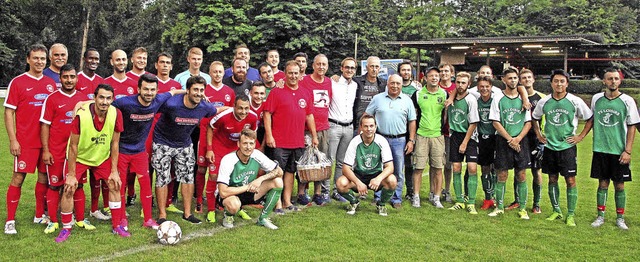 Die  Mannschaften aus Burkheim und Sig... beiden Gemeinden zum Jubilumsspiel.   | Foto: Herbert trogus