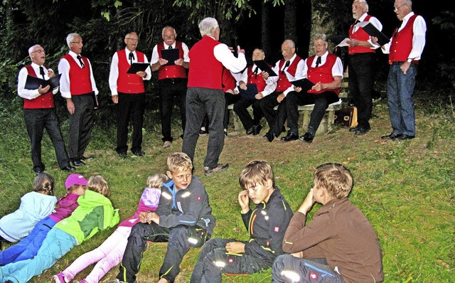 Die Kinder hren dem Mnnerchor zu.  | Foto: Ulrike Spiegelhalter