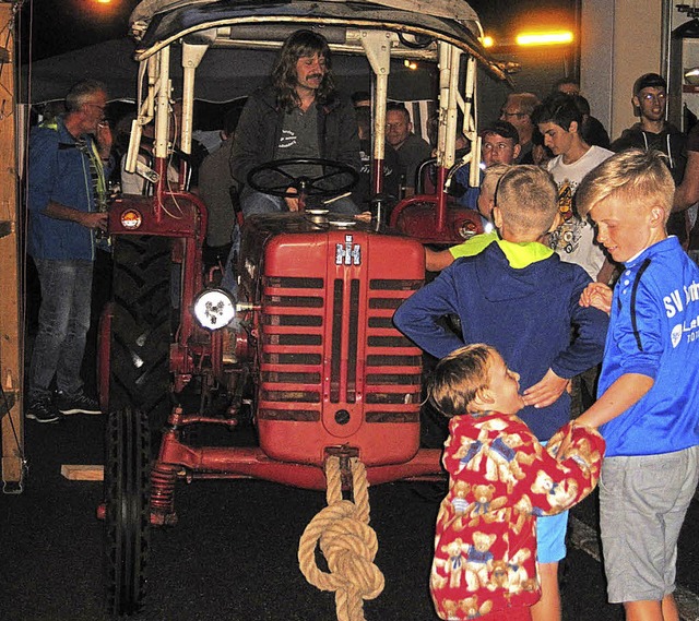 Der Vorsitzende des Mnnergesangsverei...at schon mal im Traktor Platz genommen  | Foto: Ulrike Jger