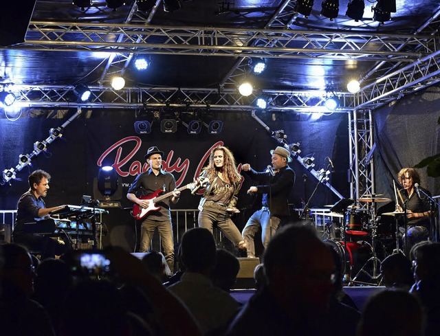 Vanessa Iraci als Gast der Band &#8222...&#8220; erffnete das Schlossbergfest.  | Foto: Thomas Kunz
