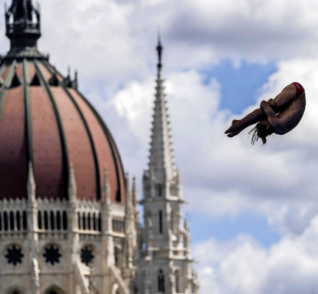 Vor spektakulrer Kulisse treten die K... der Weltmeisterschaft in Budapest an.  | Foto: dpa