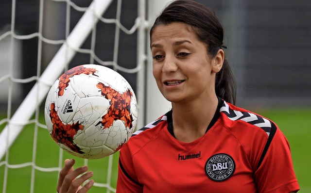Nadia Nadim spielt Fuball und studiert nebenbei  Medizin.   | Foto: afp