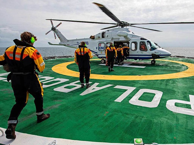 Ein Hubschrauber bringt Mitarbeiter ei...er Ulrich Kern zu seinem Arbeitsplatz.  | Foto: dpa