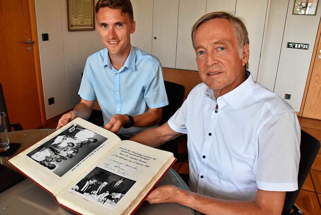 Raphael Walz (links)  und Reinhard Ben...nen Buch, das voller Erinnerungen ist.  | Foto: Max Schuler 