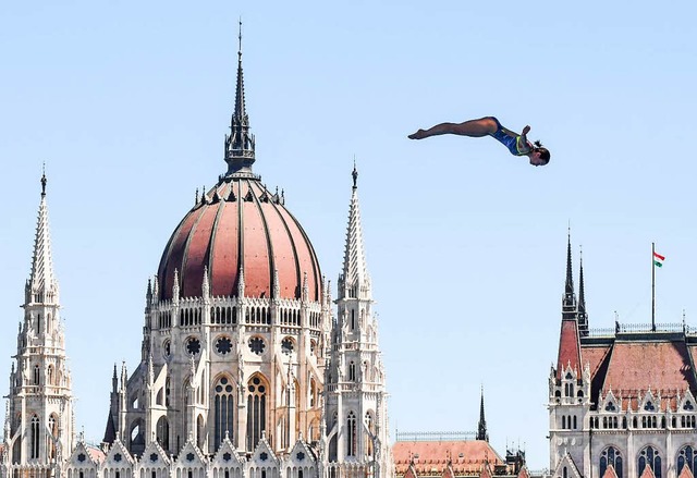 Vor der Kulisse des ungarischen Parlam...na Bader bei einer ihrer Flugeinlagen.  | Foto: dpa