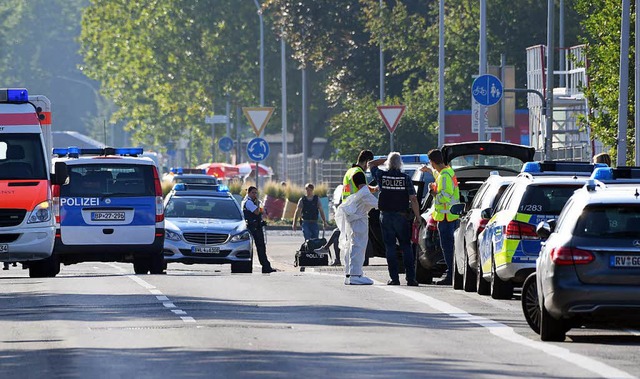 Bei der Polizei gingen gegen 4.30 Uhr ...ttet, darunter der mutmaliche Tter.  | Foto: dpa