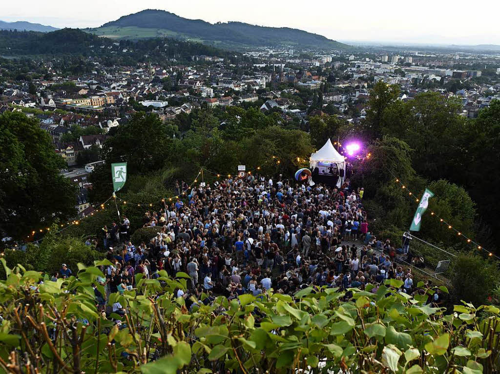 Familien, Prchen, Cliquen: Am Samstag zog es zahlreiche Besucher auf den Freiburger Schlossberg.