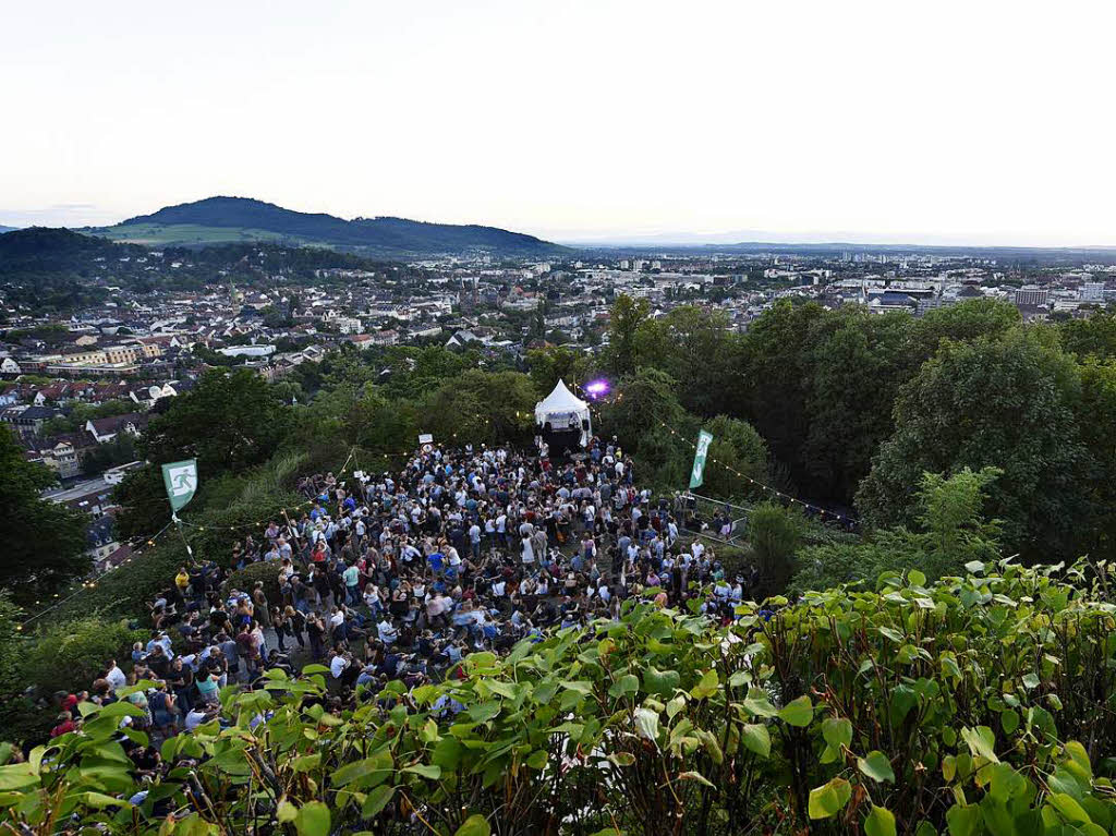 Familien, Prchen, Cliquen: Am Samstag zog es zahlreiche Besucher auf den Freiburger Schlossberg.