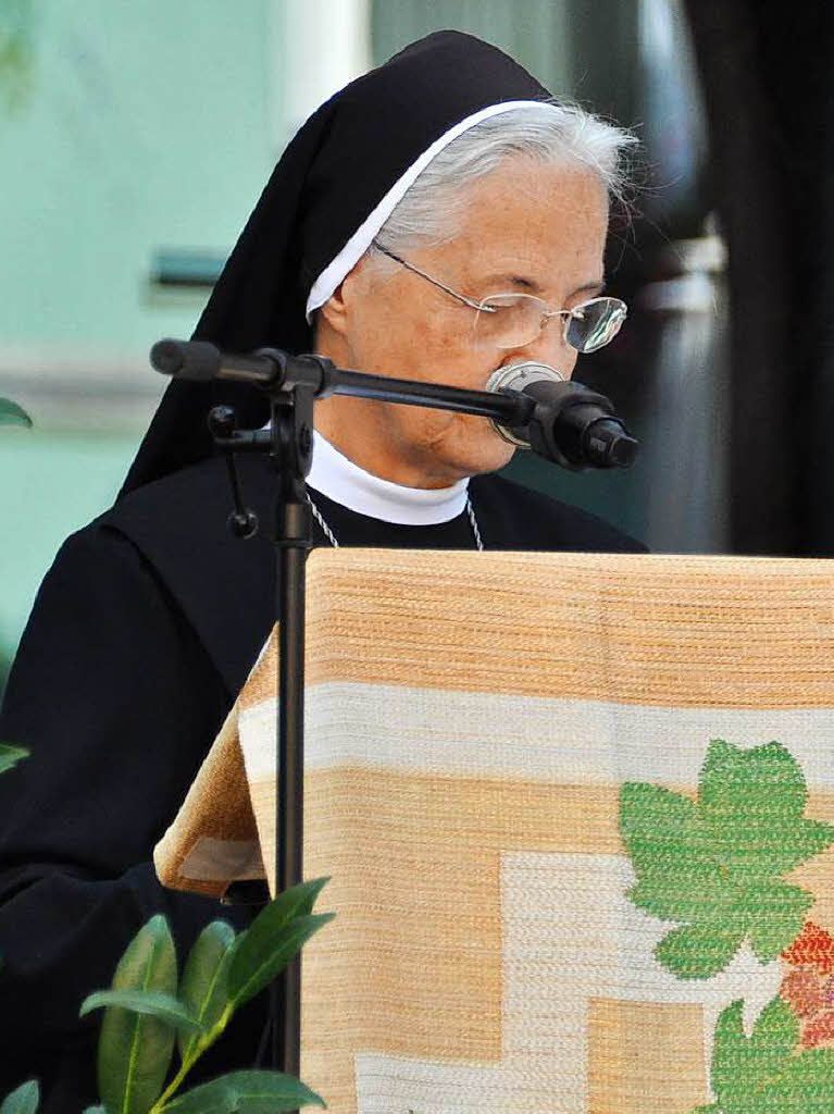 Im Rahmen der Frbitten spricht Schwester Dolorosa ber ihre Arbeit im Pflegeheim St. Margareten.