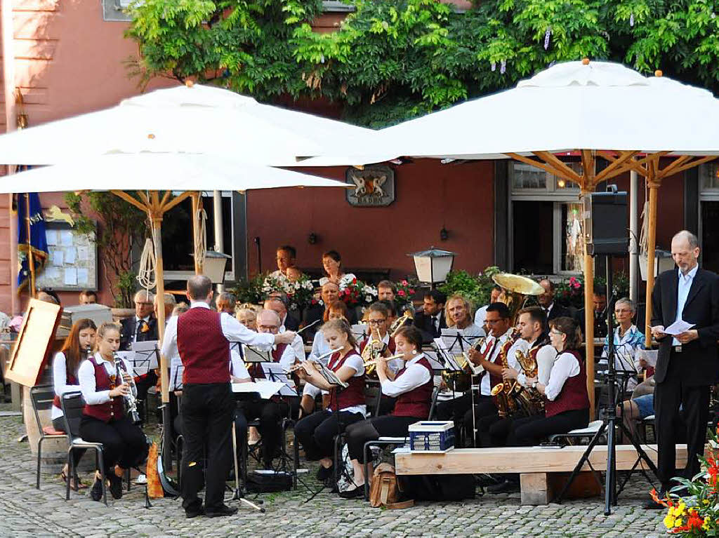 Musikalisch begleitet wird der Gottesdienst von der Stadtmusik Staufen.