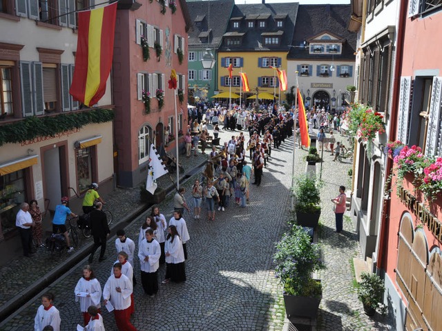 Die Prozession durch die fahnengeschmckte Staufener Altstadt  | Foto: Rainer Ruther