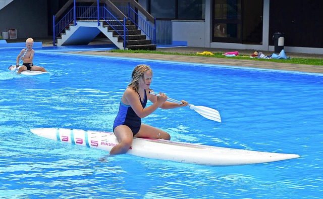 Geschwisterwettkampf: Pirmin und Laura... messen ihre Krfte beim Schwimmfest.   | Foto: liane Schilling