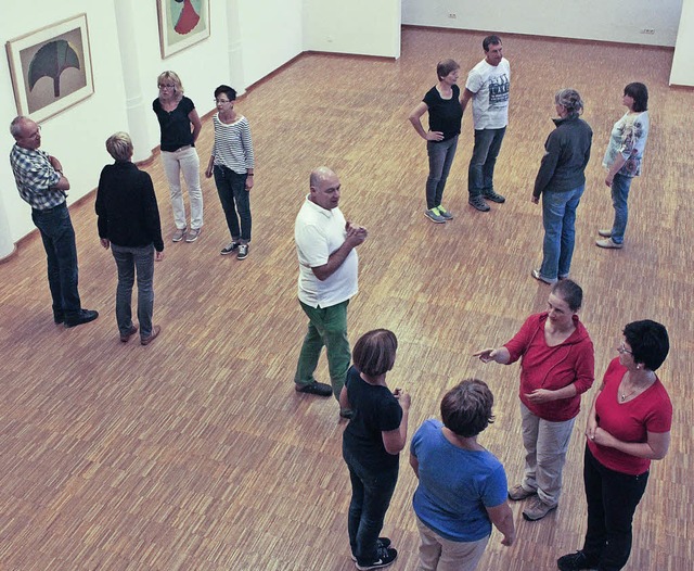 Aufstellung bitte:  Tanzgruppe mit Tanzleiter Thomas Haag in der Mitte.  | Foto: Ute Kienzler