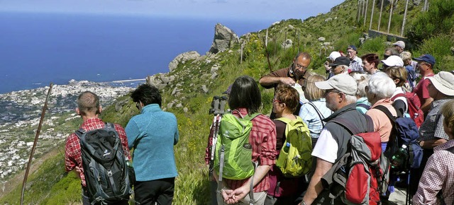 Hier geniet die Wandergruppe des Schw... Insel Ischia den Ausblick ber Forio.  | Foto: Dreher