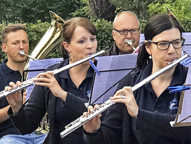 Manuela Asal (vorn) und Katja Sturm ge...beim Wachtfest in Tegernau eingeplant.  | Foto: hans-jrgen hege