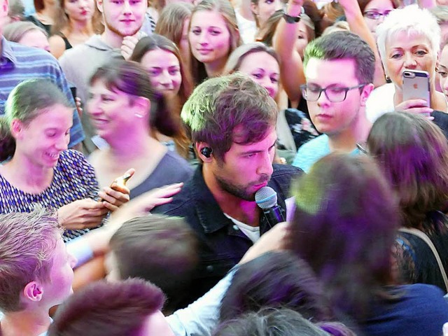 Taucht ein in die Menge: Snger Max Giesinger  | Foto: Hans-Peter Mller