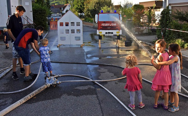 Auch die kleinsten Besucher konnten si...Sommerfest am Feuerwehrschlauch  ben.  | Foto: Heinz Vollmar