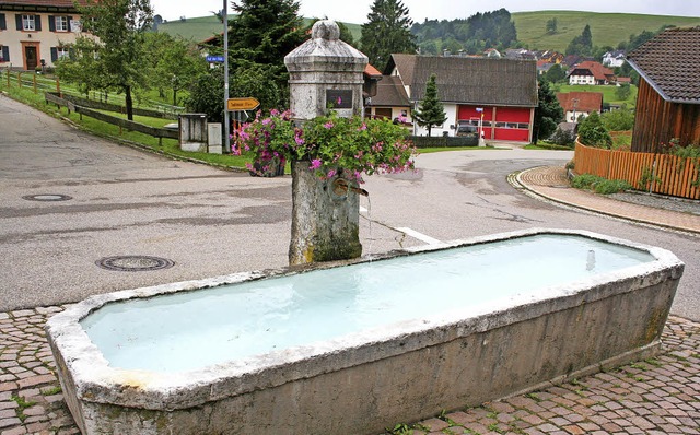 Im Gersbacher Dorfbrunnen fliet endli...Wasser &#8211; dank vereinter Krfte.   | Foto: Gerd Sutter