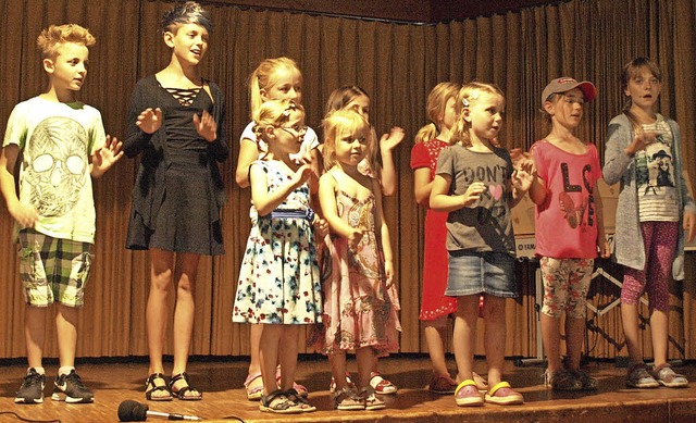 Ein ausnehmend vielfltiges Programm b...de - am Anfang trat ein Kinderchor auf  | Foto: Karin Stckl-Steinebrunner