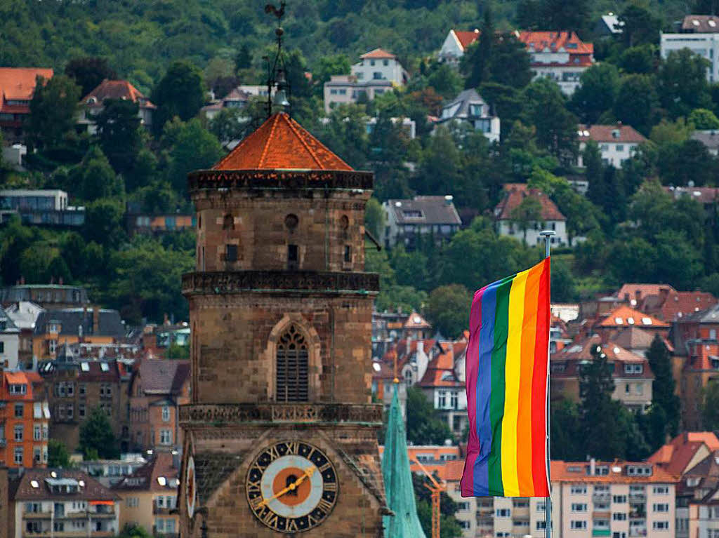 Eine Regenbogenflagge weht auf dem Dach eines Stuttgarter Gebudes.